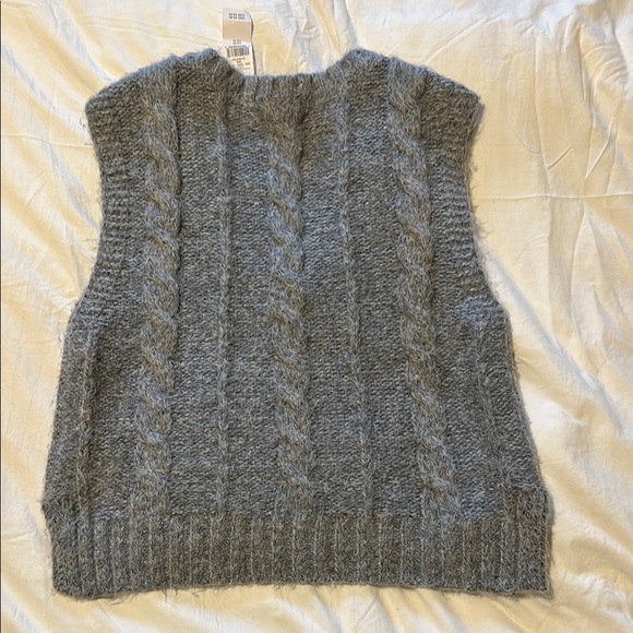 American Eagle Gray Cable Knit Women's Sweater Vest - Picture 2 of 3